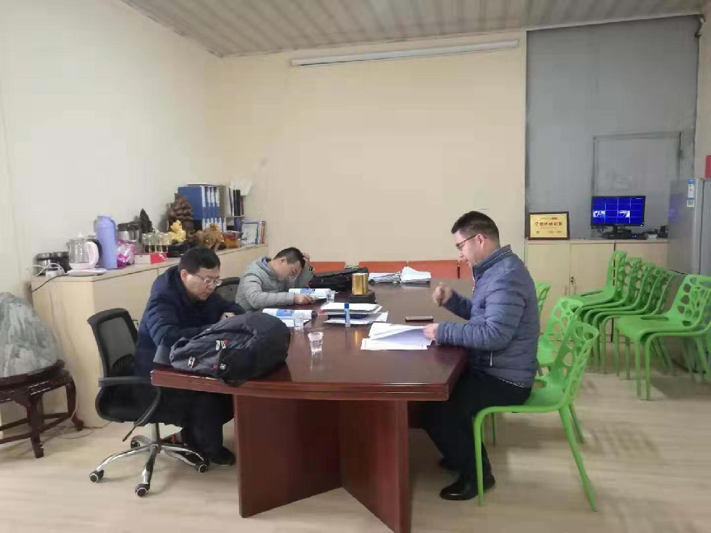 山東京博集團(tuán)研究院中心實驗室張杰主任到神童定制加工玻璃管反應(yīng)釜。